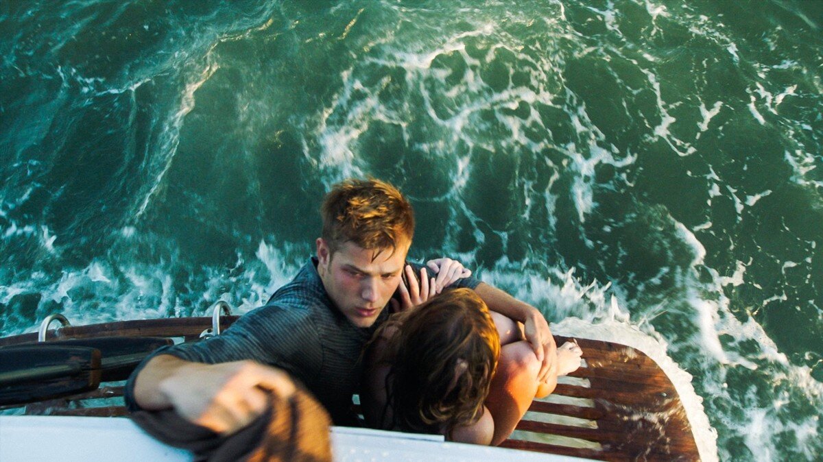 Любителям пощекотать нервы посвящается. Фильм не страшный, но неприятный... Смотрела его в напряжённом состоянии, и чувство тревоги не покидает до конца... 