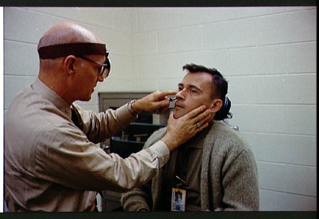 Обследование астронавтов программы "Джемини" (фото с сайта https://science.ksc.nasa.gov)