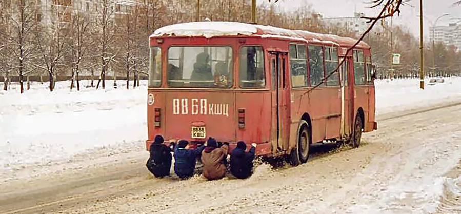 Пацаны катятся вслед за автобусом.