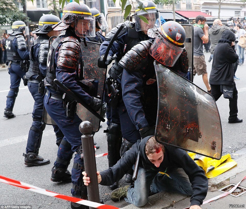 Вообще, то, что творится в России, это жалкие цветочки. Росгвардейцам запрещено применять спецсредства класса “дубинка резиновая” по немясистым частям тела: отходить по бёдрам и заду, где останутся только гематомы - можно, а бить по спине, что может привести к перелому позвоночника, и, уж тем более, по голове, нельзя. Сравните с тем, во что превращают французских митингующих. Впрочем, и французы не чета нашим либералам. Те ребята устраивают пожары и переворачивают машины. Наши пока используют только слабенькие взрывпакеты и камни.