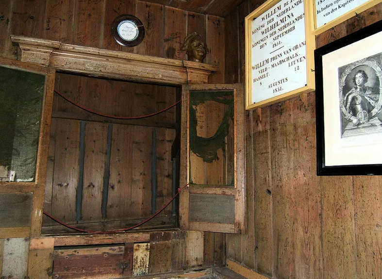 Шкаф, в котором спал Петр I в Зандаме в Голландии. Фото из свободного доступа сети Интернет