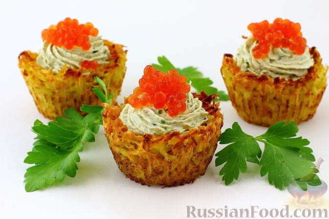 картофель, сыр твёрдый, яйца, соль, перец чёрный молотый, творог, филе сельди, яблоко, шпинат, икра красная