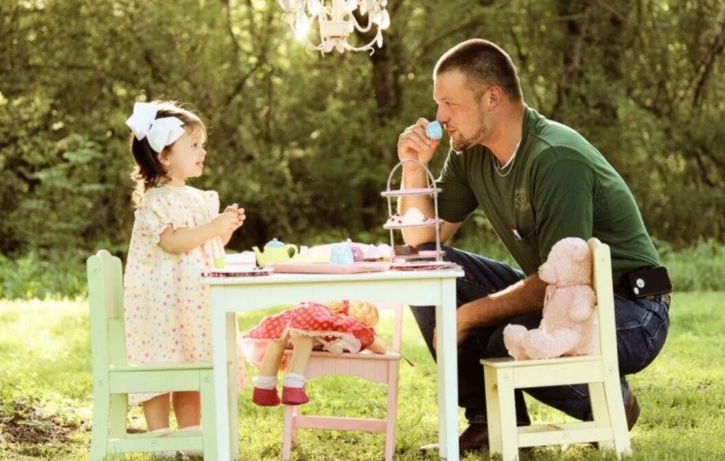 Homemade father daughter. Чаепитие для детей. Папа и дочь чаепитие. Чаепитие с дочкой. Папа играет с дочкой.