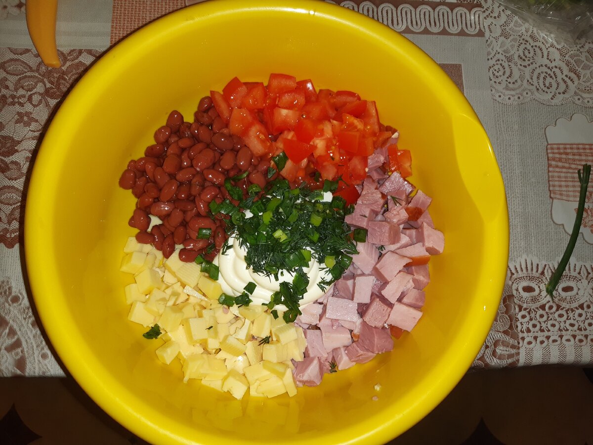 Заправляем  майонезом, посыпаем зеленью. 