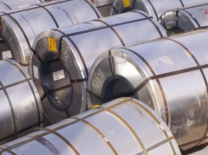 А вот так выглядит металл, который он покупает, это бухты, а ему предложили листами