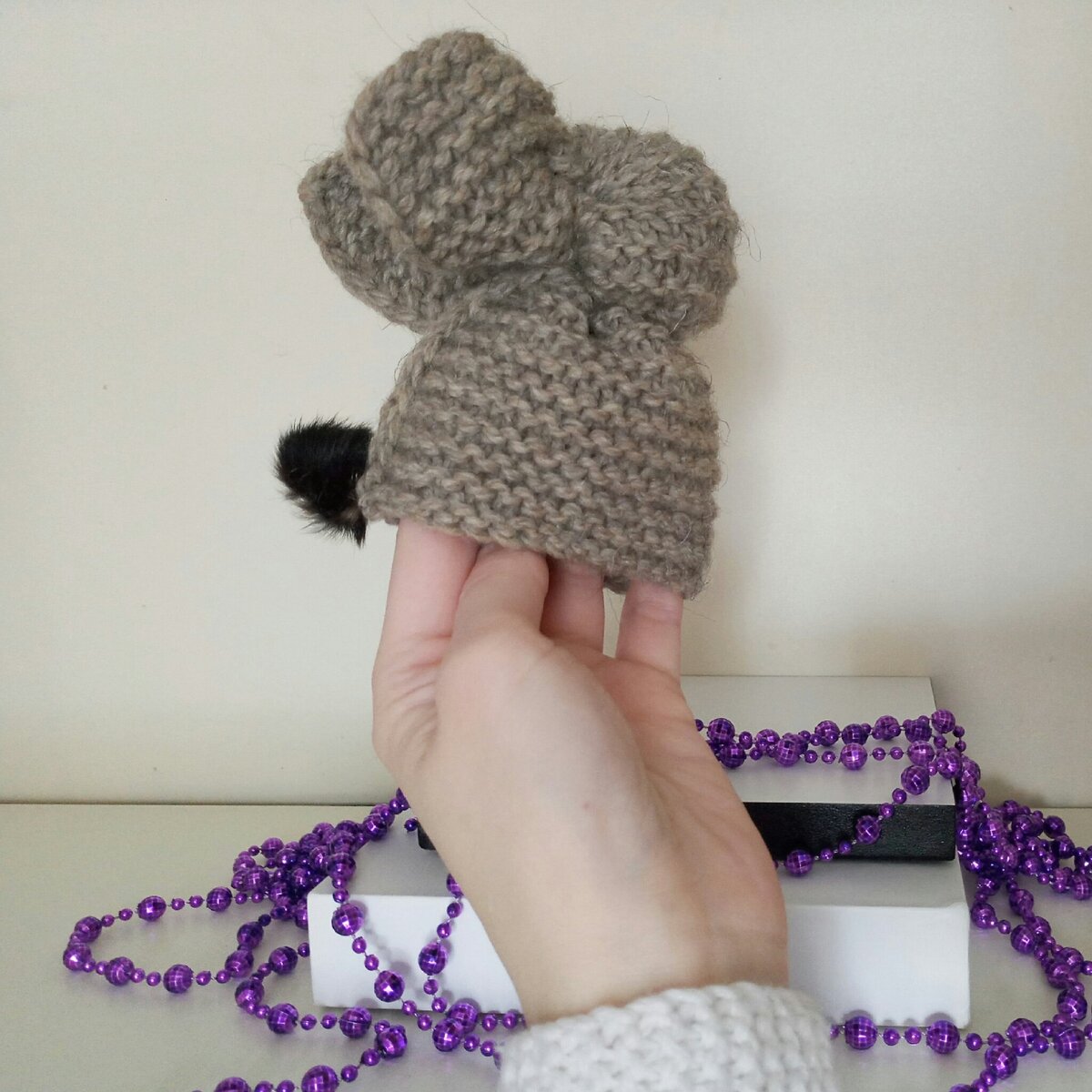 На руке, то есть, видно, что он полый