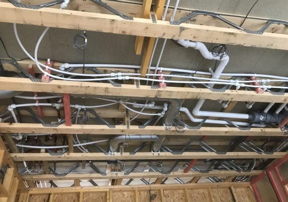 Прокладка коммуникаций по перекрытию, выполненному из балок Posi-Joist в реальной жизни, позаимствовано с www.taylor-lane.co.uk