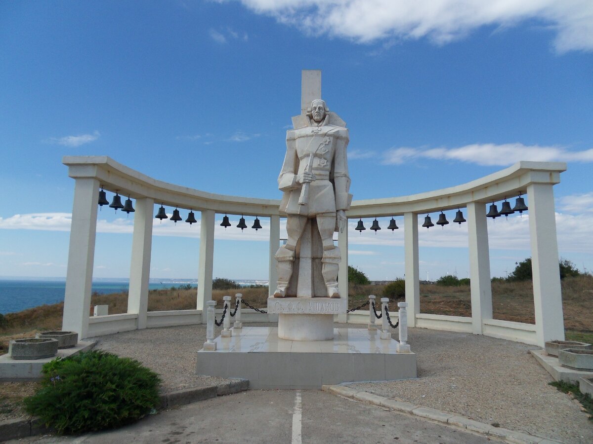 Знаете Кому?   18 колоколов.... Так вот... Благодарные потомки-болгаре за землю НАШУ Землю адмиралу УШАКОВУ ! СлыхАли про такого? Не в Москва-сити, не в Питер-граде...А в 16-ой республике, мать вашу.........................................Чтут , и хранят!  Как реликвию, как драгоценность! Был в краеведческом музее в городе Варна. Это - пипец! Хранитель, он же директор нас ТАК встретил (щас слезу смахну)..... Он нас с супругой провёл по всем трём этажам этого замка и поведал (русский язык знают в Болгарии все, кому посчастливилось пережить Брежневскую эпоху) о ТАКОМ!.... Я не знаю, но многие об этом и не слышали, как и я , между прочим. 