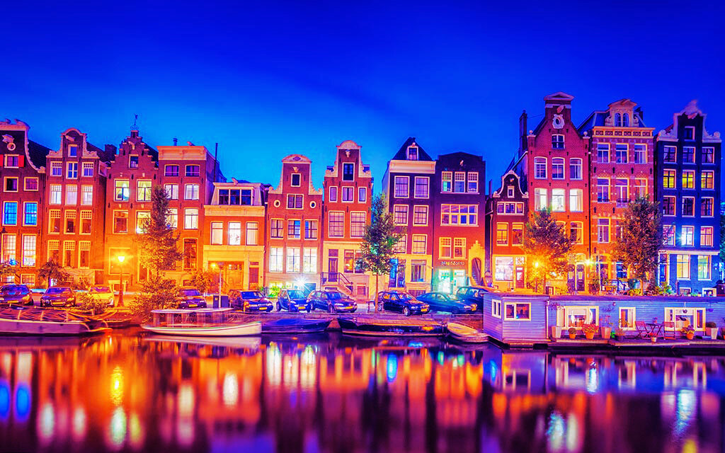 Старинная набережная в Амстердаме. (Это и другие фото в статье взяты из свободных источников интернета).