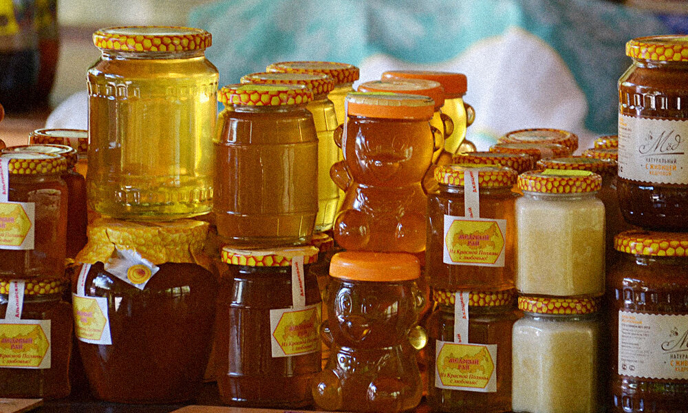 Первый мед и третий мед. Горный мед Абхазии. Пасека Абхазия. Мед из Абхазии. Дегустация меда в Абхазии.