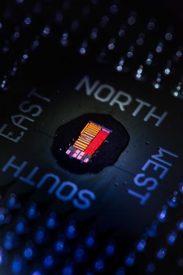 "https://www.colorado.edu/today/2015/12/23/breakthrough-light-based-microprocessor-chip-could-lead-more-powerful-computers-network"
Оригинальная статья 