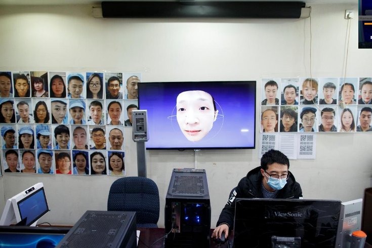 Пока бушует коронавирус, в Китае учатся жить в условиях новой реальности, разрабатывая уникальную технологию идентификации даже через прикрывающее лицо медицинскую маску.