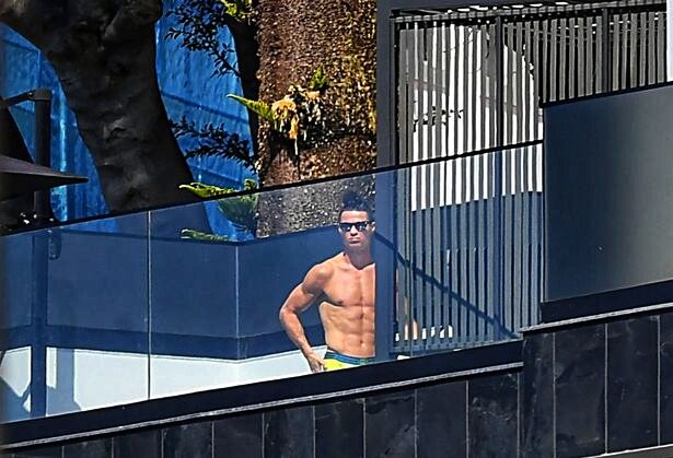 Фото: Криштиану Роналду находится в самоизоляции в своем доме в Фуншале