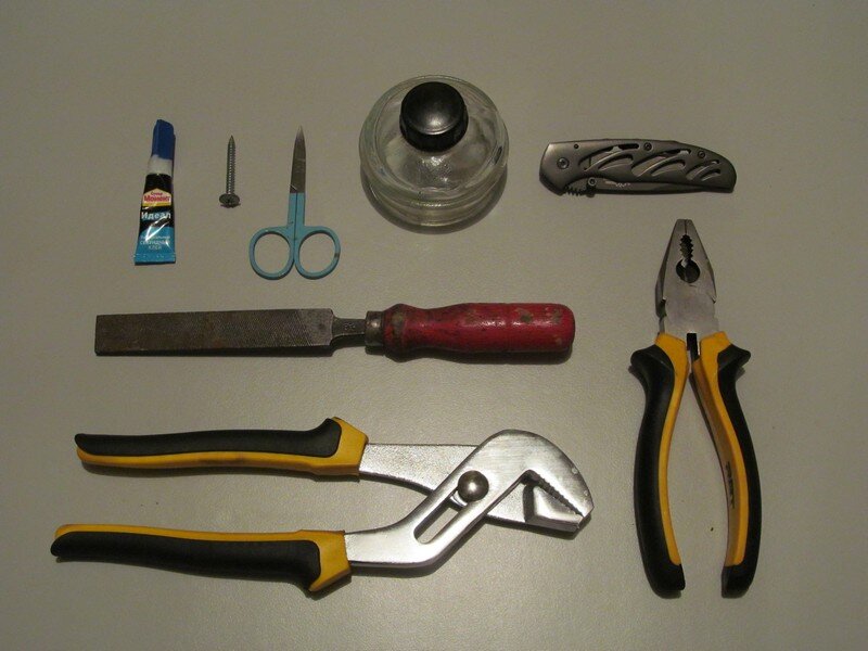 суперклей, гвоздь или шуруп с широкой шляпкой, ножницы, горелка, нож, плоскогубцы, газовый ключ, напильник.