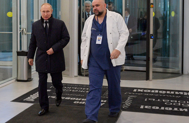 Встреча Владимира Путина и главврача Дениса Проценко на территории больницы в Коммунарке