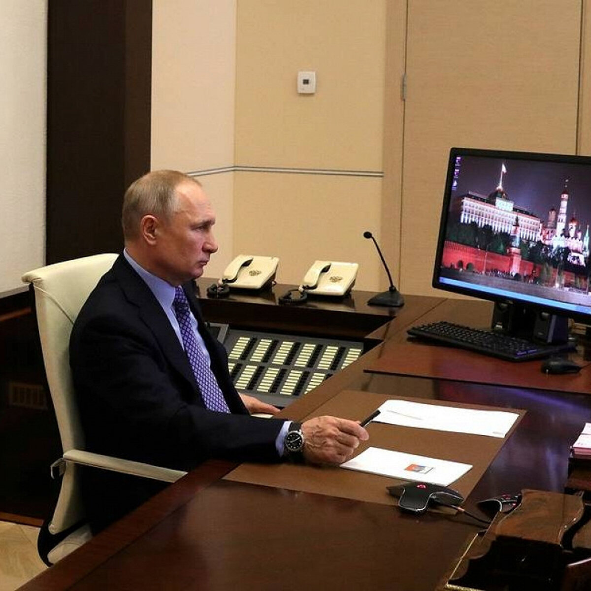 Владимир Путин во время совещания о ситуации на глобальных энергетических рынках в режиме видеоконференции /Алексей Дружинин / ТАСС