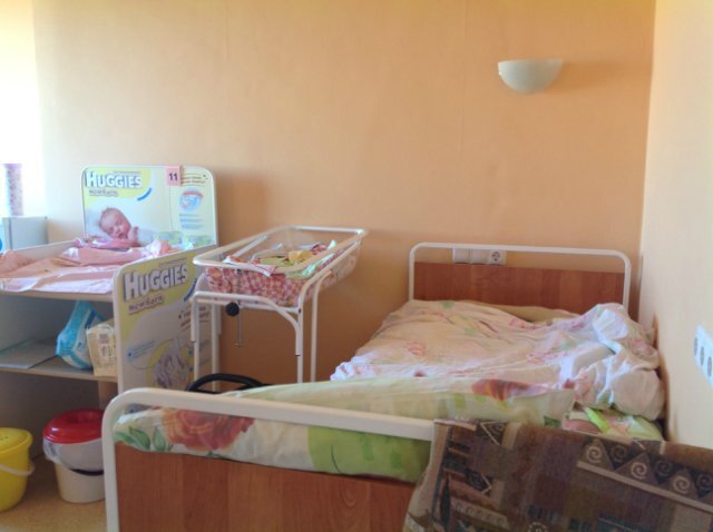 
Вид  от двери. в 2008 пеленальник был простой деревянный, этот же мягкий.  Кровать так себе, мне высокая показалась.  Розетки и  выключатели для  бра расположены так, что как бы ни лежала на кровати, удобно  включать-выключать рукой или ногой, не вставая с нее.
