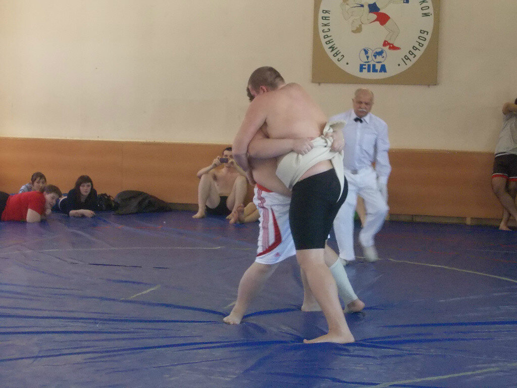 Соревнования в России проводятся на ковре, имитирующим дохё. Задача победителя вытолкнуть соперника за круг или уронить его. 