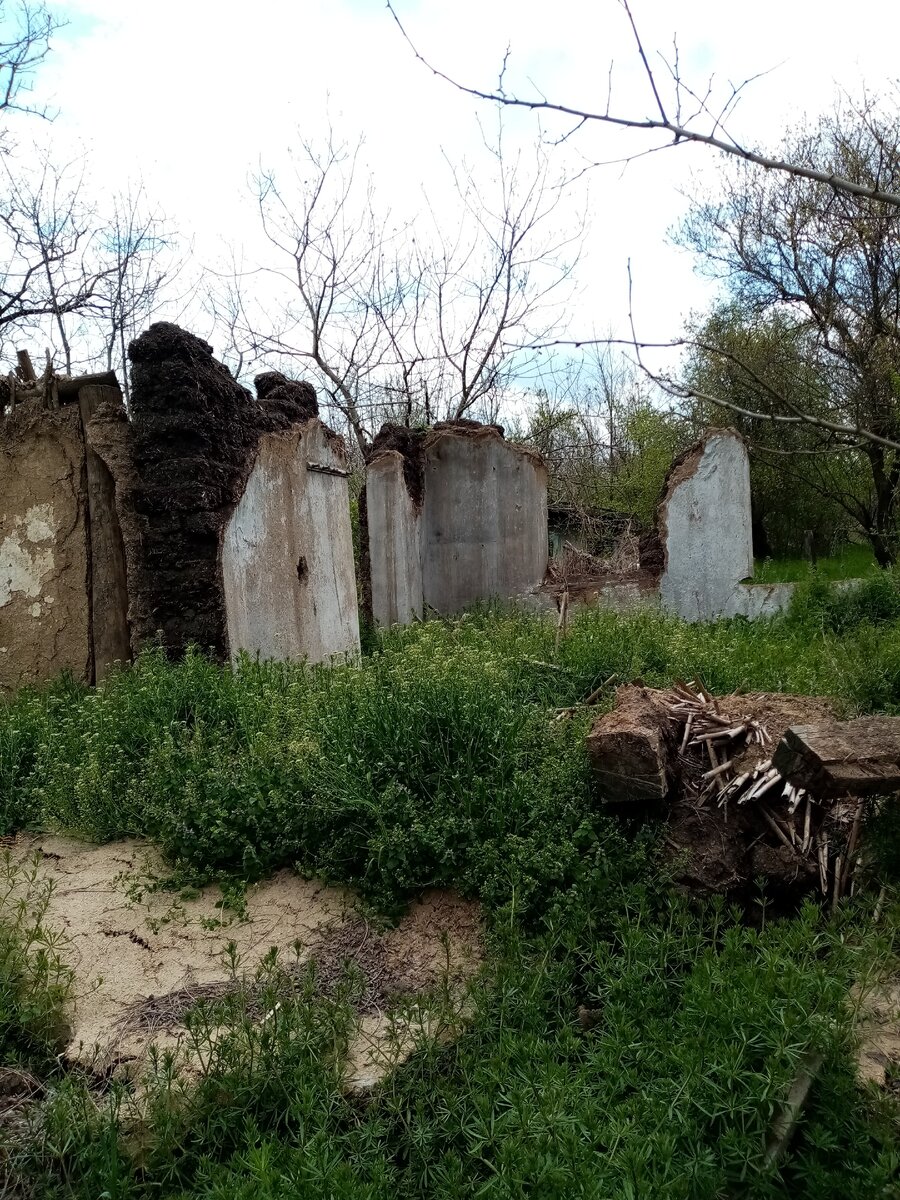 Разрушенный дом. 