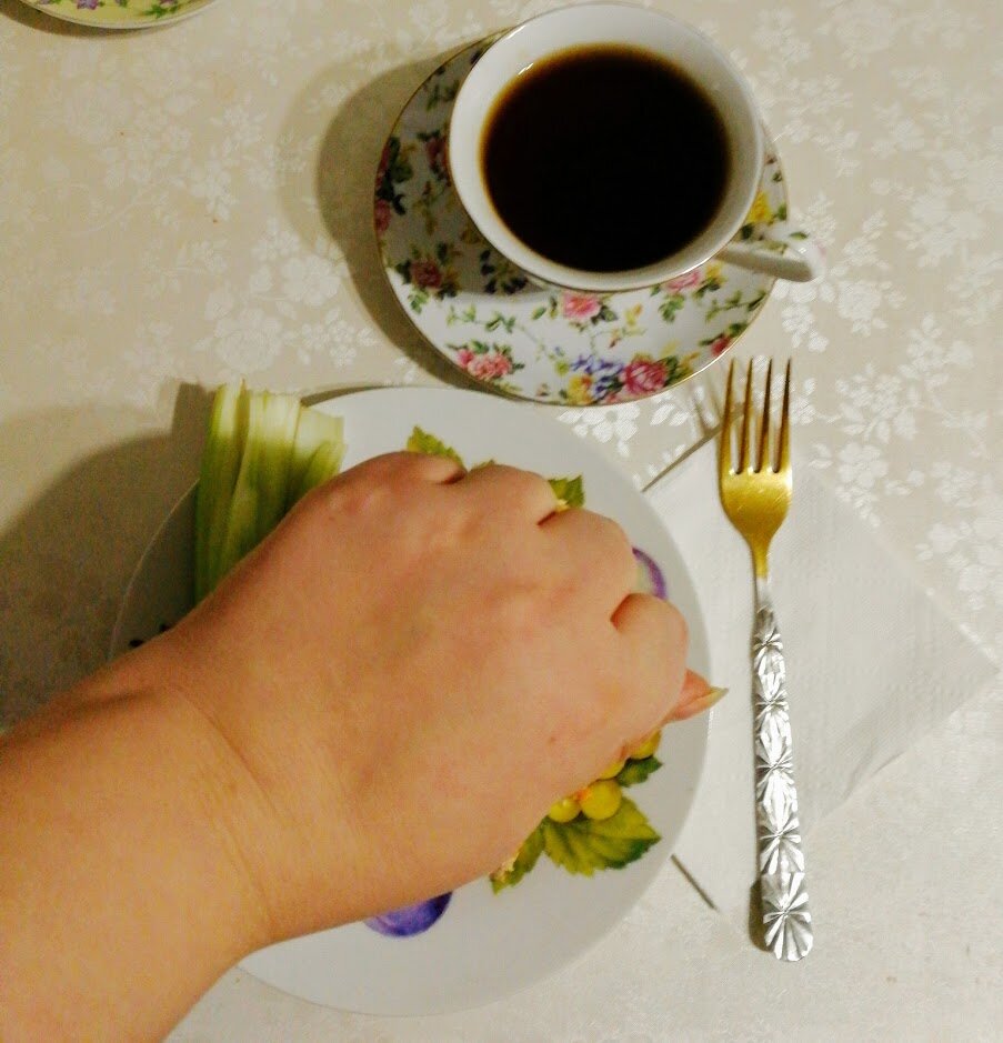 Вот моя порция: вся еда должна помещаться под кулак(Такой метод еще называется-"метод стакана", но мне так удобней)