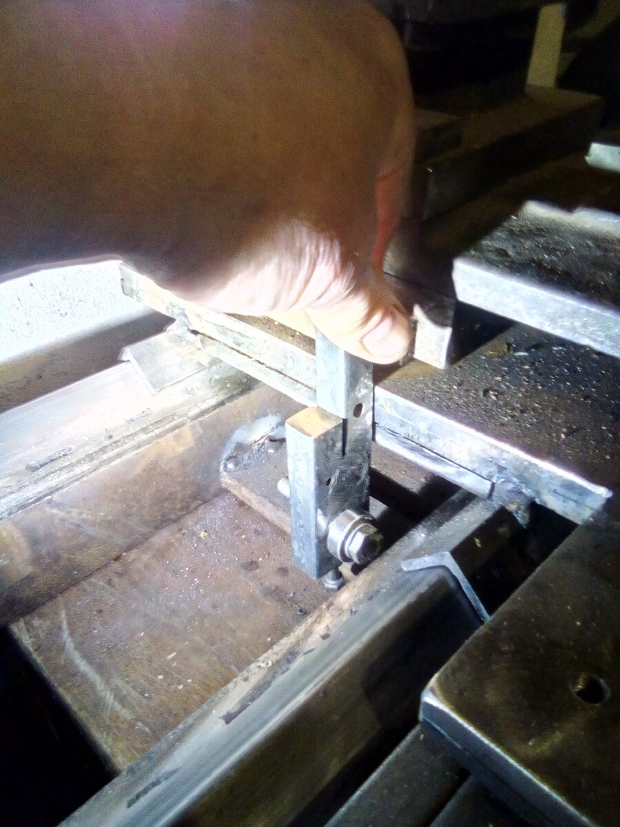 прижим поперечного суппорта к станине выглядит так.