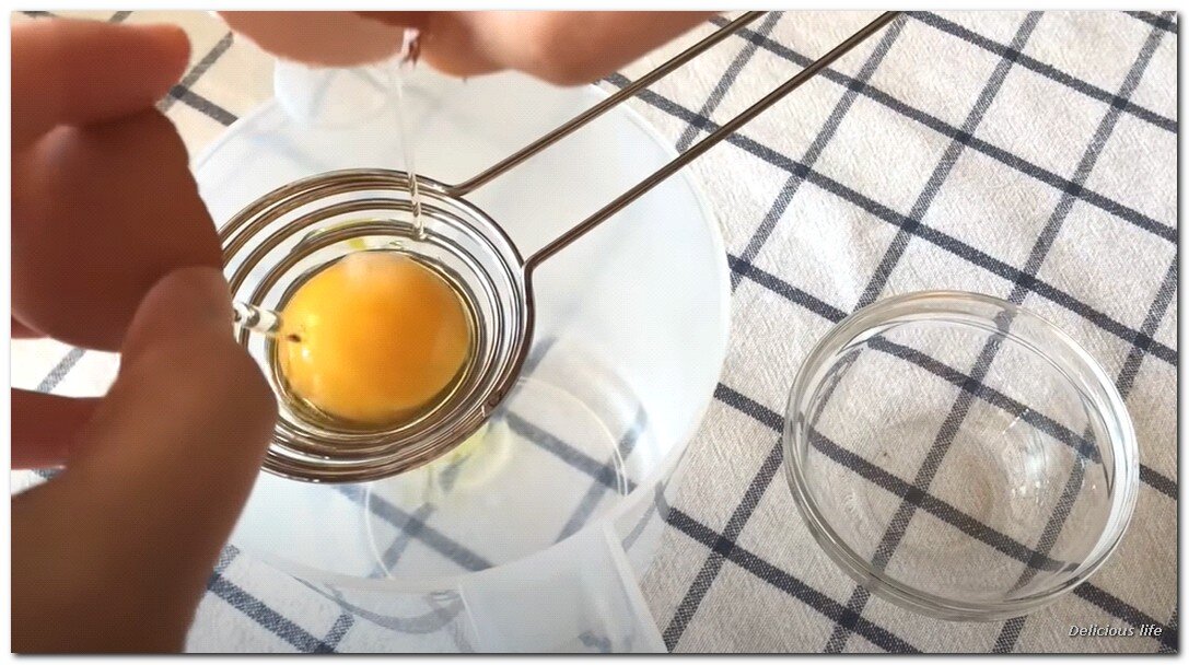 Желток отделяем от белка