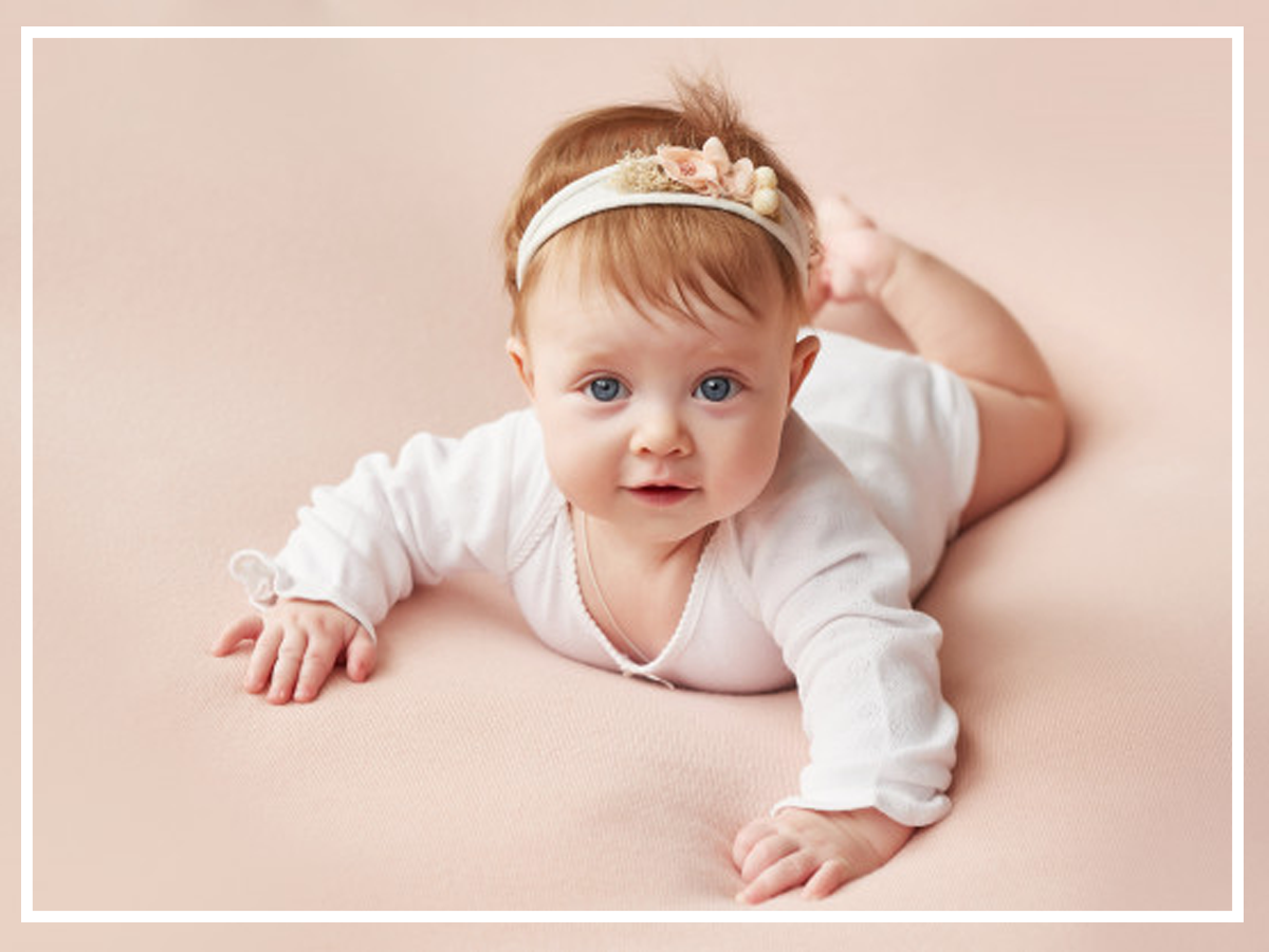 Newborn фотосессия. Младенец девочка. Маленькая девочка 4 месяца. Фото на 3 месяца ребенку. Красивые малыши девочки.