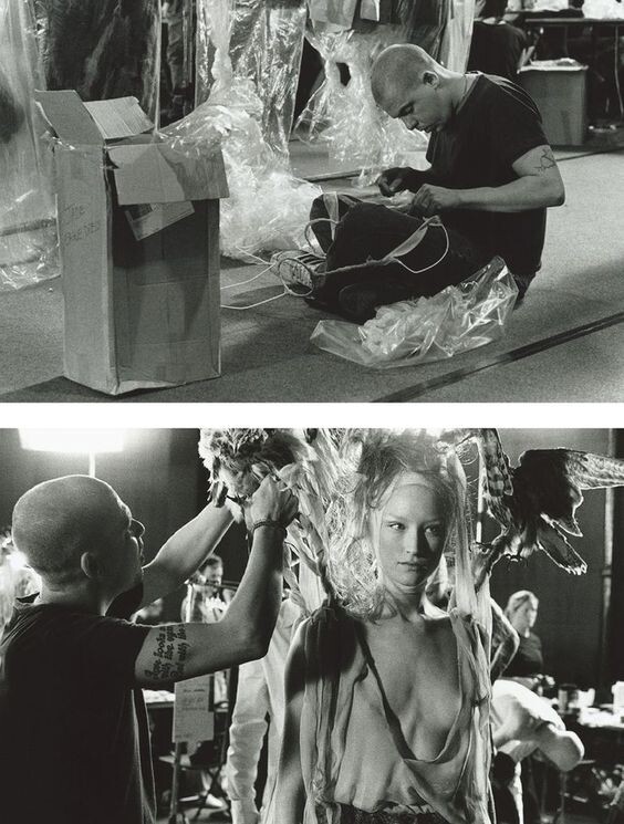 Закулисье подиумов выглядит не так приятно , но зато показывает, насколько кропотлив этот труд.