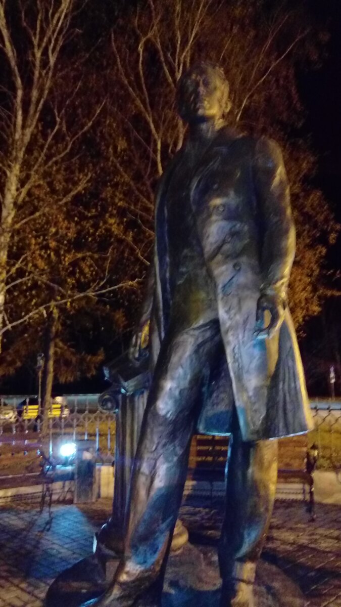 Памятник Н.М. Карамзину рядом с аэропортом в Ульяновске. Фото автора ноябрь 2018 года