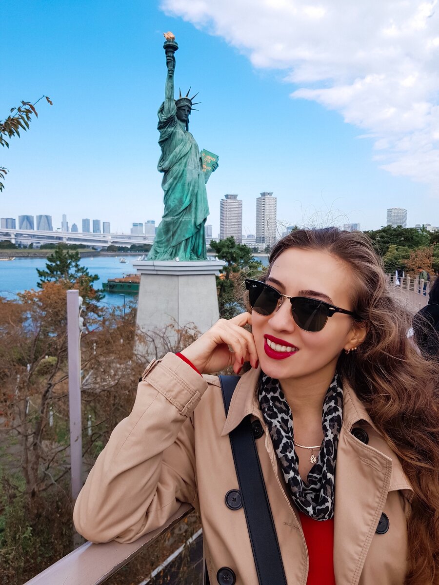 Уменьшенная копия Статуи Свободы на острове Одайба, Токио, Япония