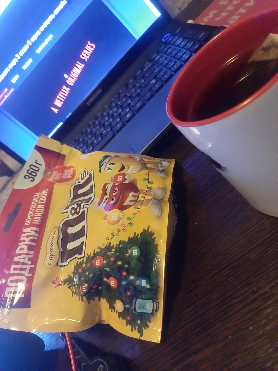 Ммм... что может быть вкуснее арахиса, который обволакивает внушительный слой шоколада, который, в свою очередь, обволакивает небольшой слой крашеной глазури...