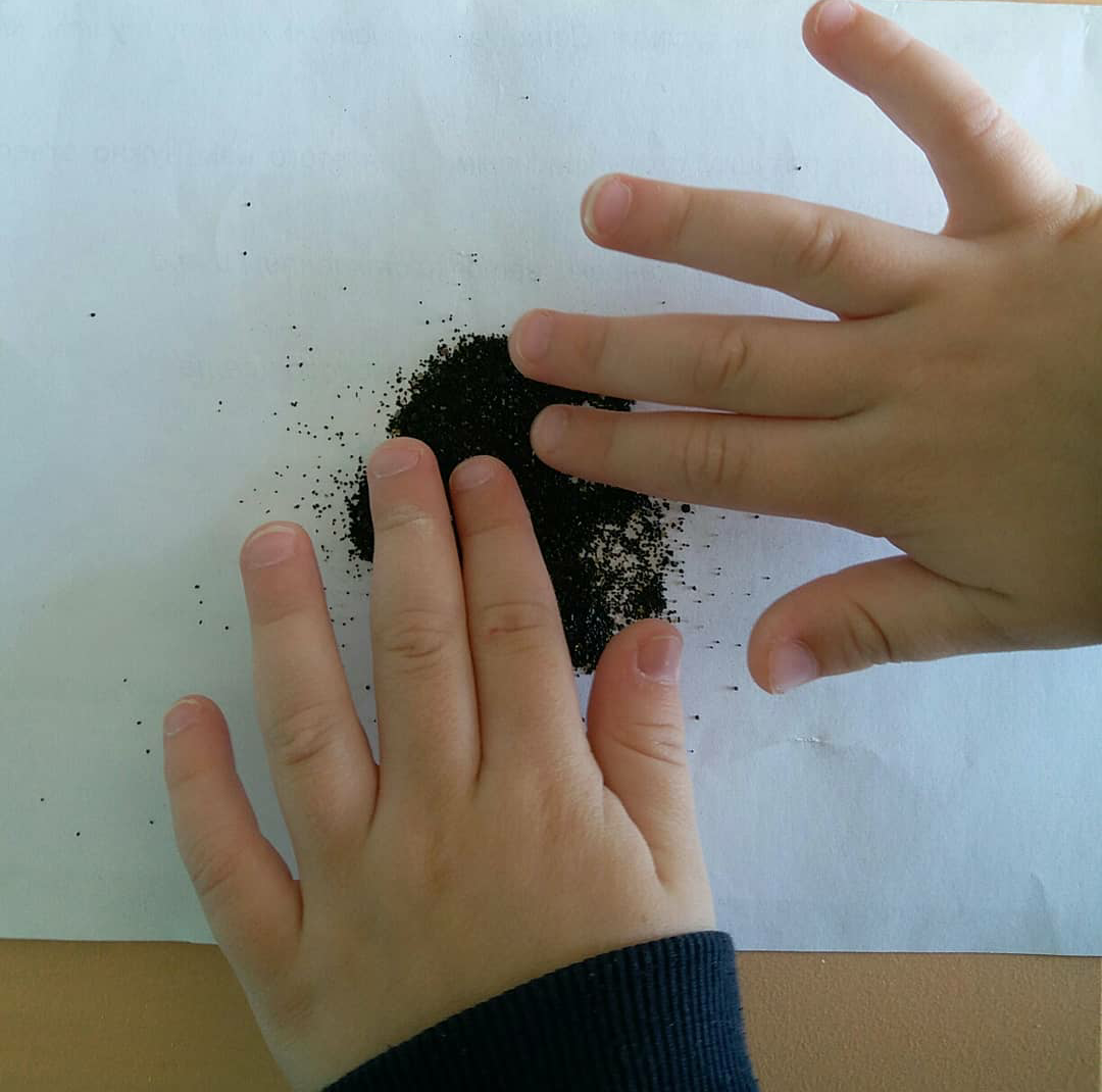 Потрогать настоящий вулканический песок - что может быть лучше для юного естествоиспытателя?