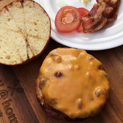 Жарьте сыр на котлете, так у него будет отличная форма и структура