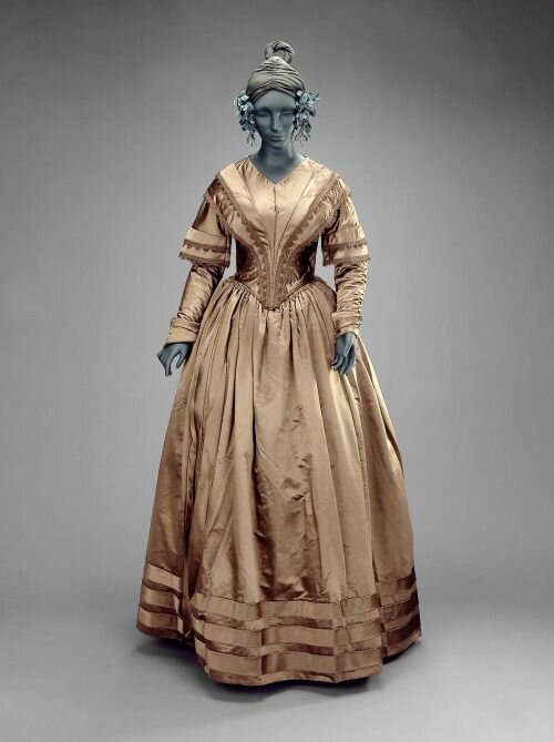 Дневное платье, 1848 год. Для поздних 1840-х характерен совсем небольшой вырез (он был широким, открывающим ключицы в начале десятилетия - но  к 1848 году заметно уменьшился) и узкие рукава, иногда - с верхними короткими рукавчиками (привет из 1830-х).