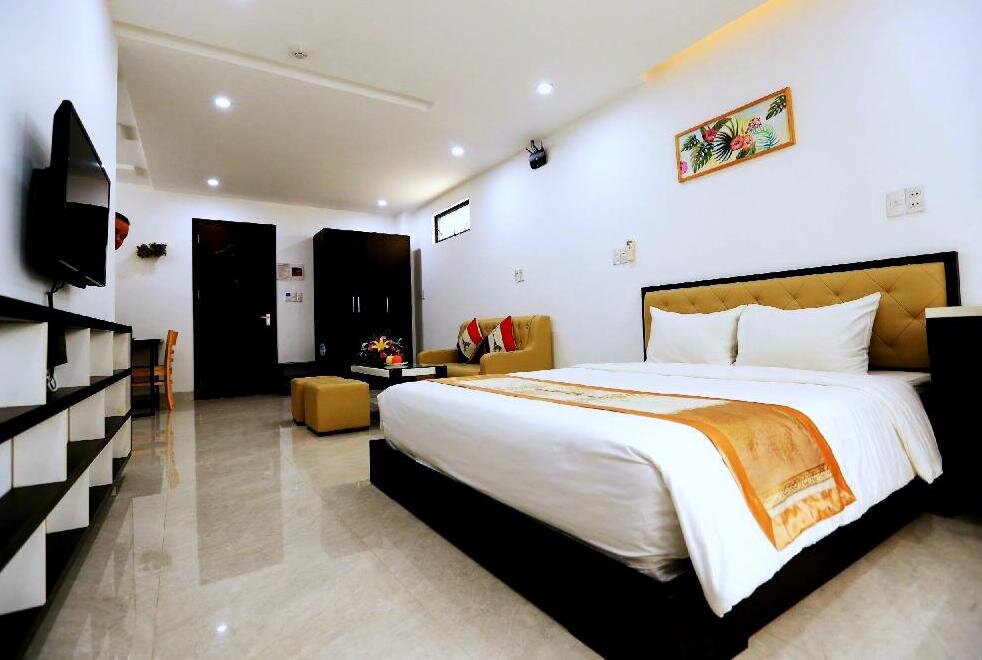 Только у нас почему-то две кровати, а между ними диван. 