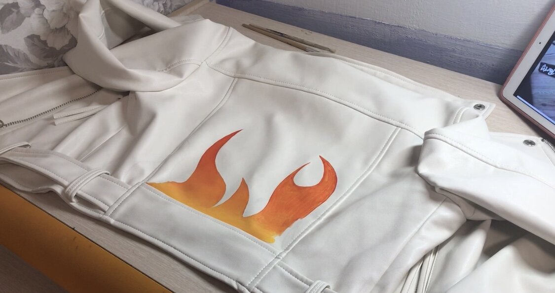 Начала рисунок со спины. Сделала изначально эскиз «Огонь» и смешав несколько цветов начала наносить рисунок тонким слоем.