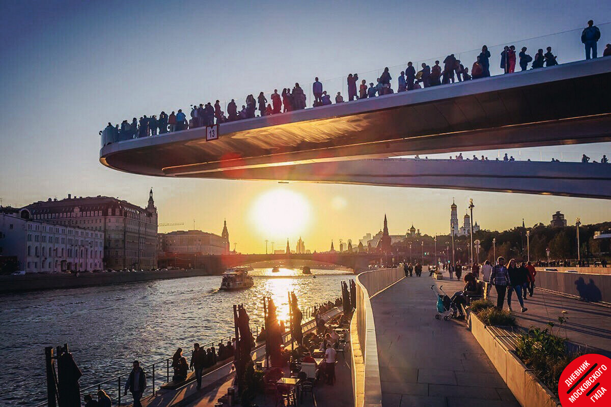 Парящий мост и вид на Кремль