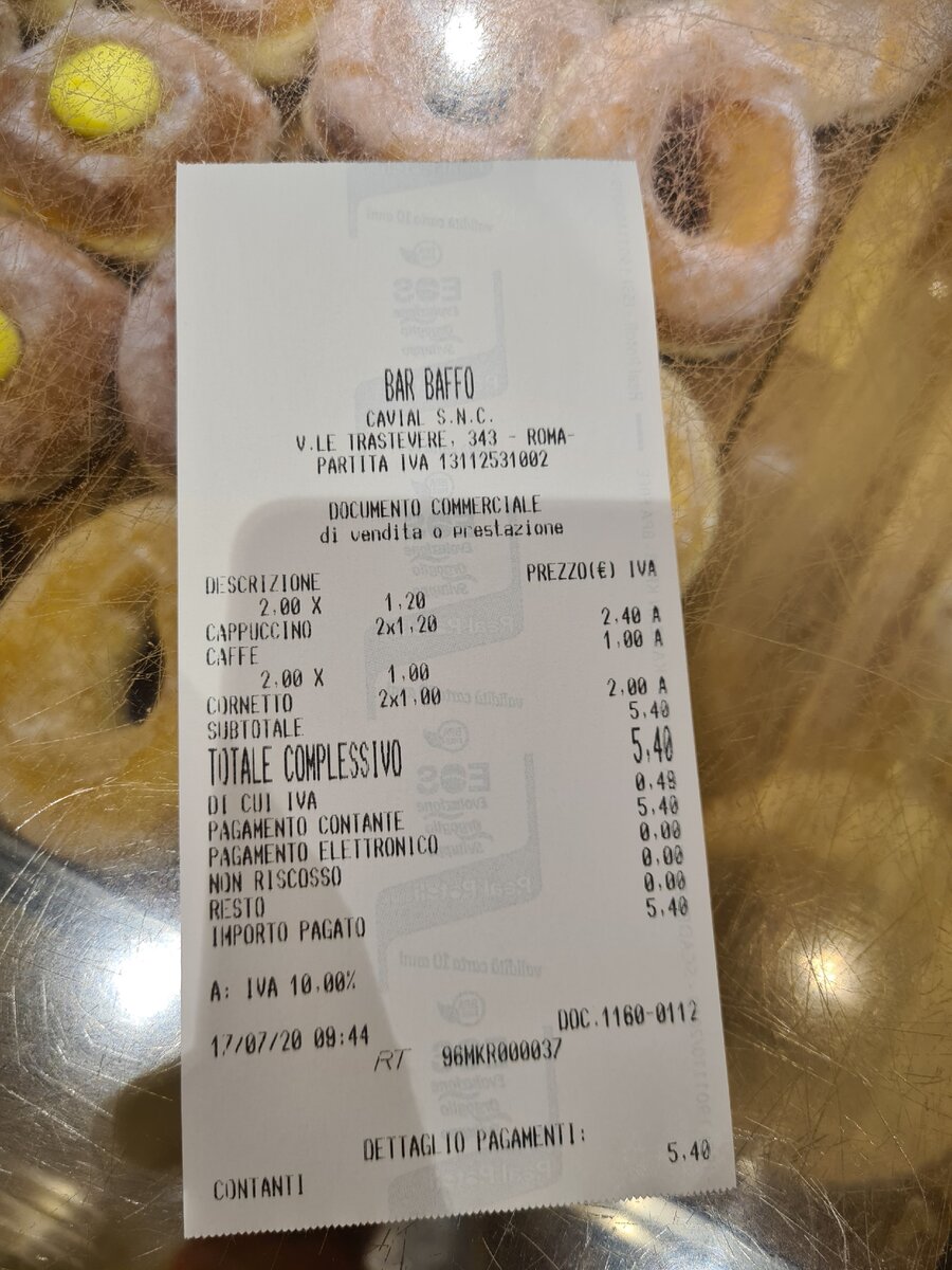 Чек для бариста с вашим заказом. За 2 капучино, 1 кофе и 2 корнетто бы заплатили всего 5,40 евро.
