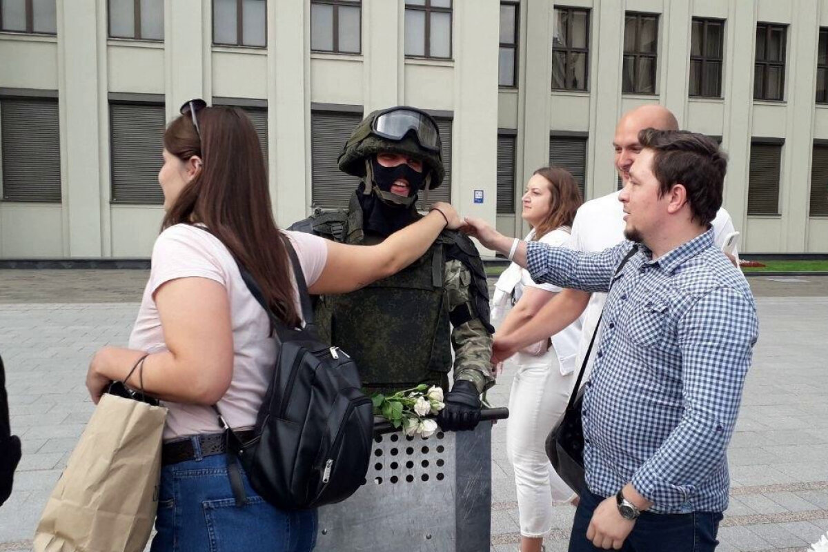 Протестующие обнимают силовиков у Дома правительства в Минске