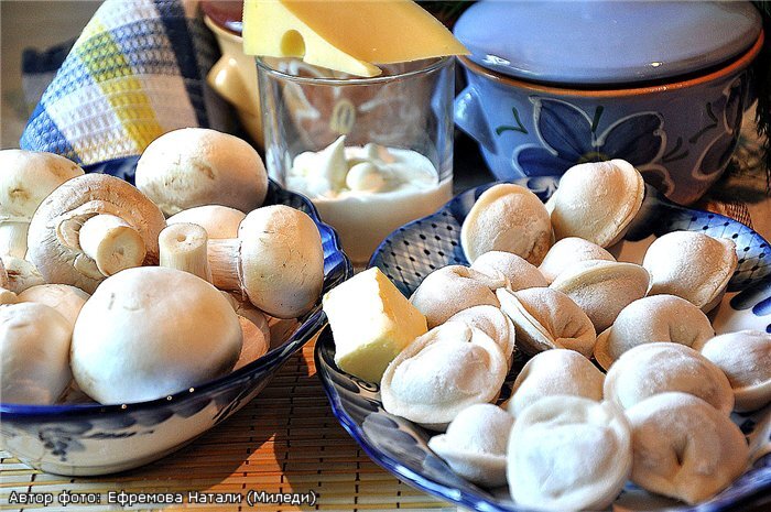 Пельмени в горшочке с овощами и сыром