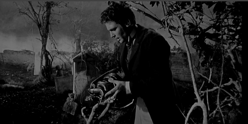 В руках у персонажа та самая маска, что дала фильму название