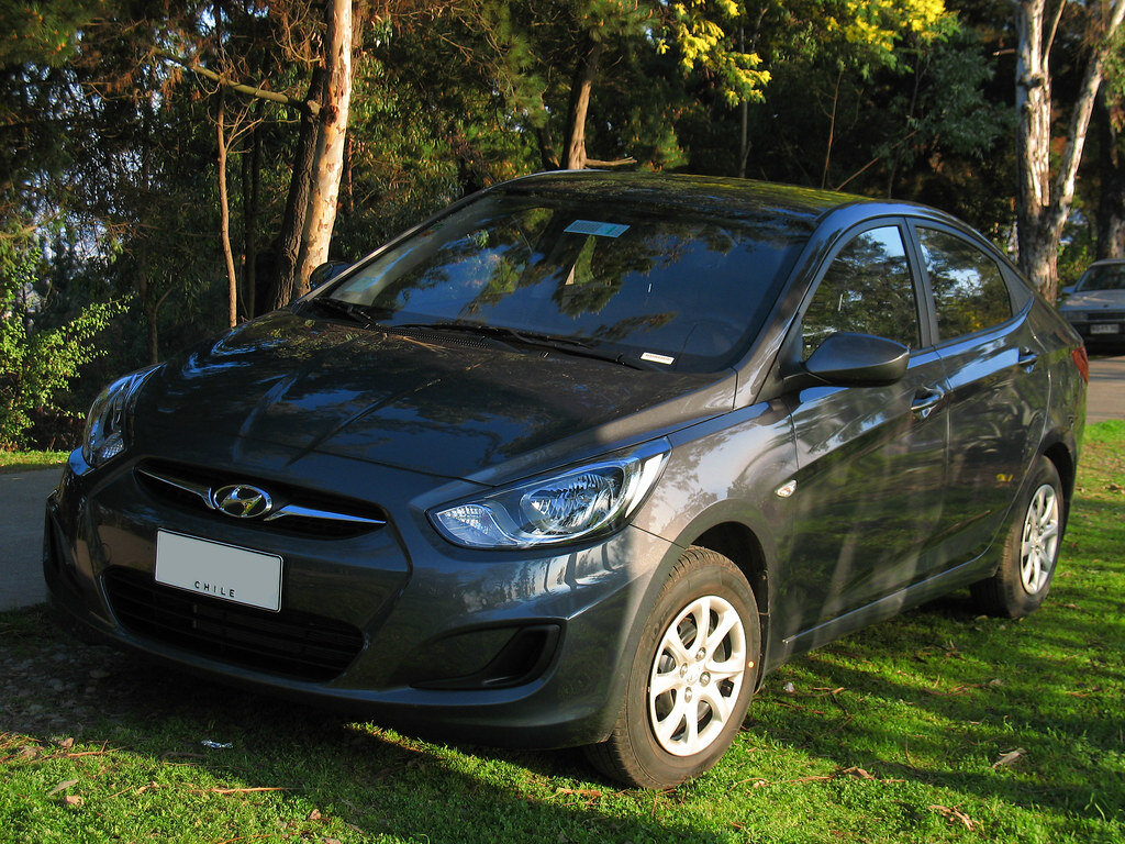 За мои деньги мне светит только "Солярис" самых первых двух годов выпуска. И то, в такой же минимальной комплектации, как этот. Без противотуманок, например. Ладно, хотя бы ручки дверей крашенные. 