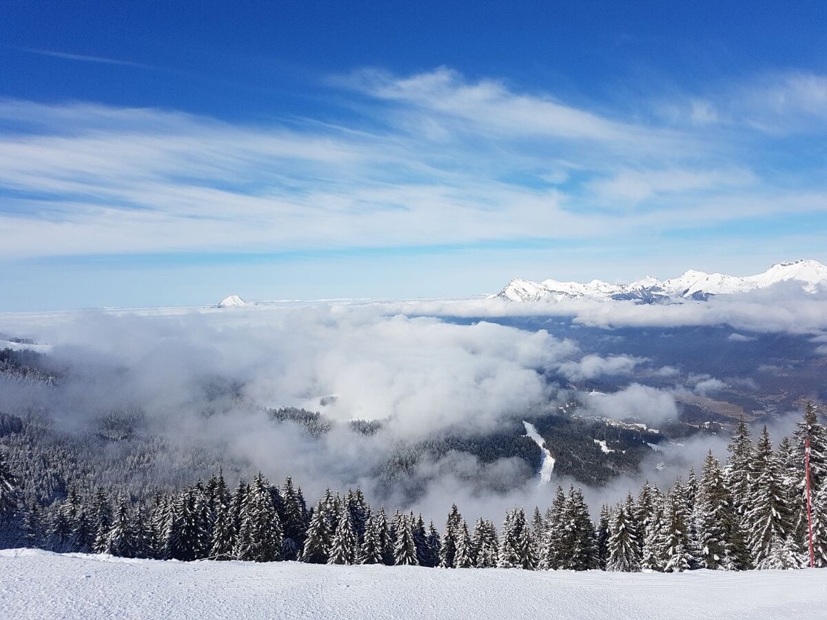 Это сказочный вид сверху, где мы жили и катались. Деревня же находится внизу.