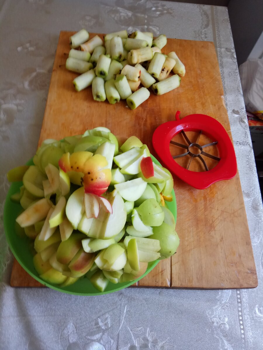освобождаем от сердцевины и нарезаем дольками. (Хорошо для этих целей использовать специальный нож). 