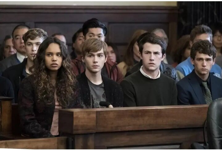 Кадр из 2 сезона. Центральные герои сидят на скамьях в зале суда.