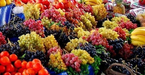 Разнообразие винограда на турецком базаре: киш-миш, белый розовый и чёрный.