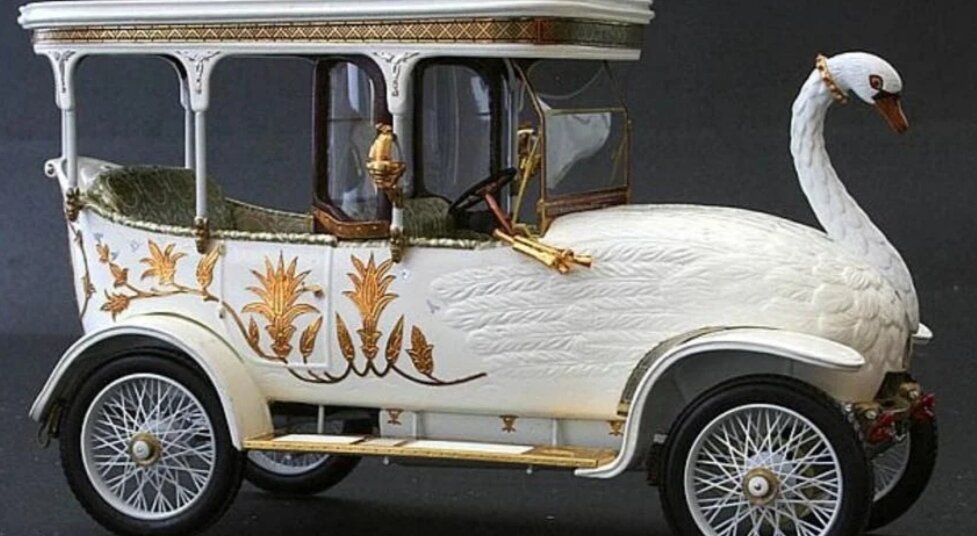 А ведь где-то колесит это чудо чей-то мысли. Это автомобиль лебедь или как я бы его назвал-лебедьмашин. Достаточно оригинально. 