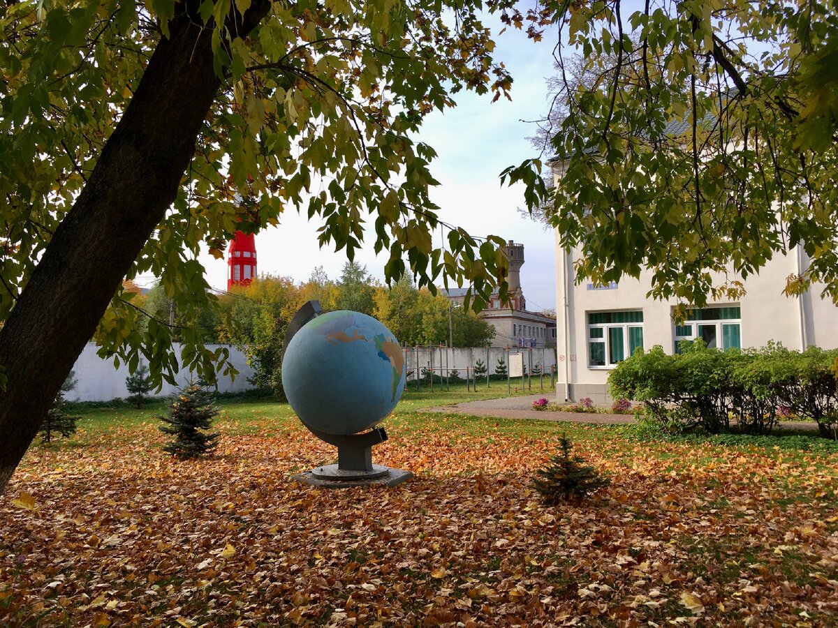 Огромный глобус на территории школы в городе Ногинск (фото автора) 