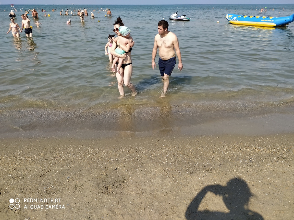 Фотографировала море, а пара попала в кадр. В тему получилось. 