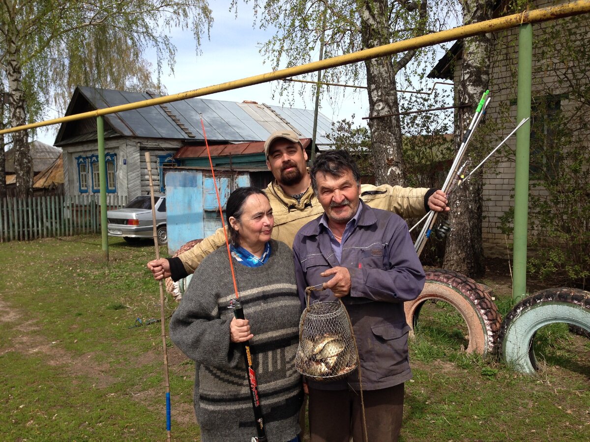Наловил карасиков на озере.